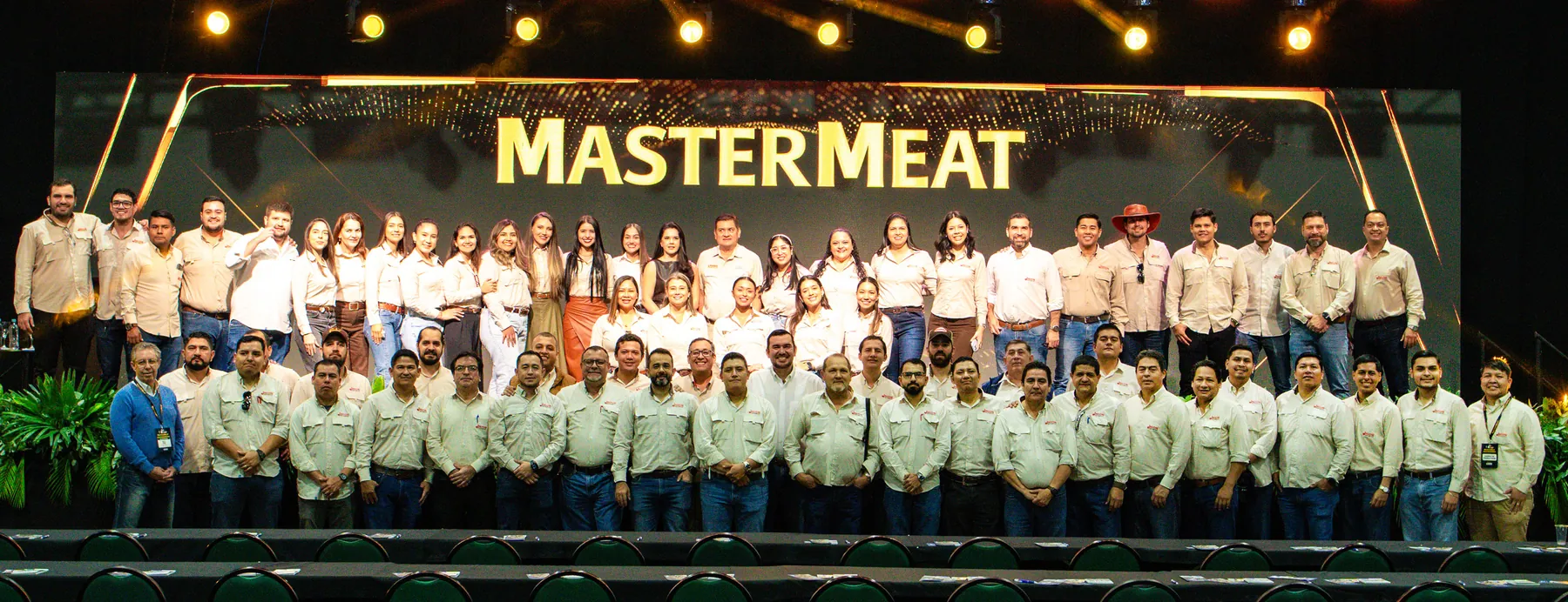 Foto grupal del equipo organizador sobre el escenario de MasterMeat