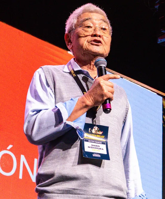Shiro Nishimura con micrófono