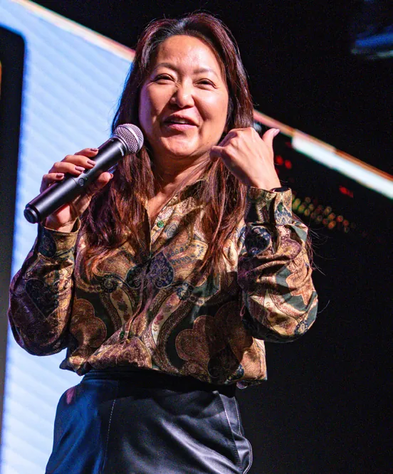 Alessandra Nishimura durante su exposición