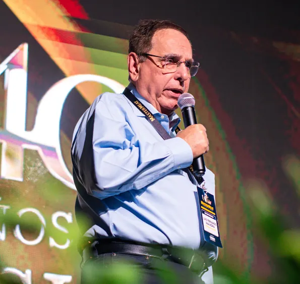Luis Fernando Saavedra Bruno con micrófono