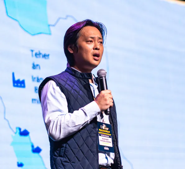 Wagner Yanaguizawa frente a un mapa en pantalla